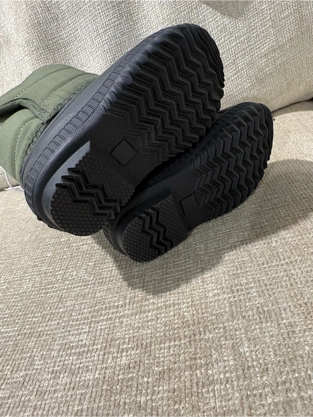 Old navy toddler green/black snow boots size 6 toddler NEW